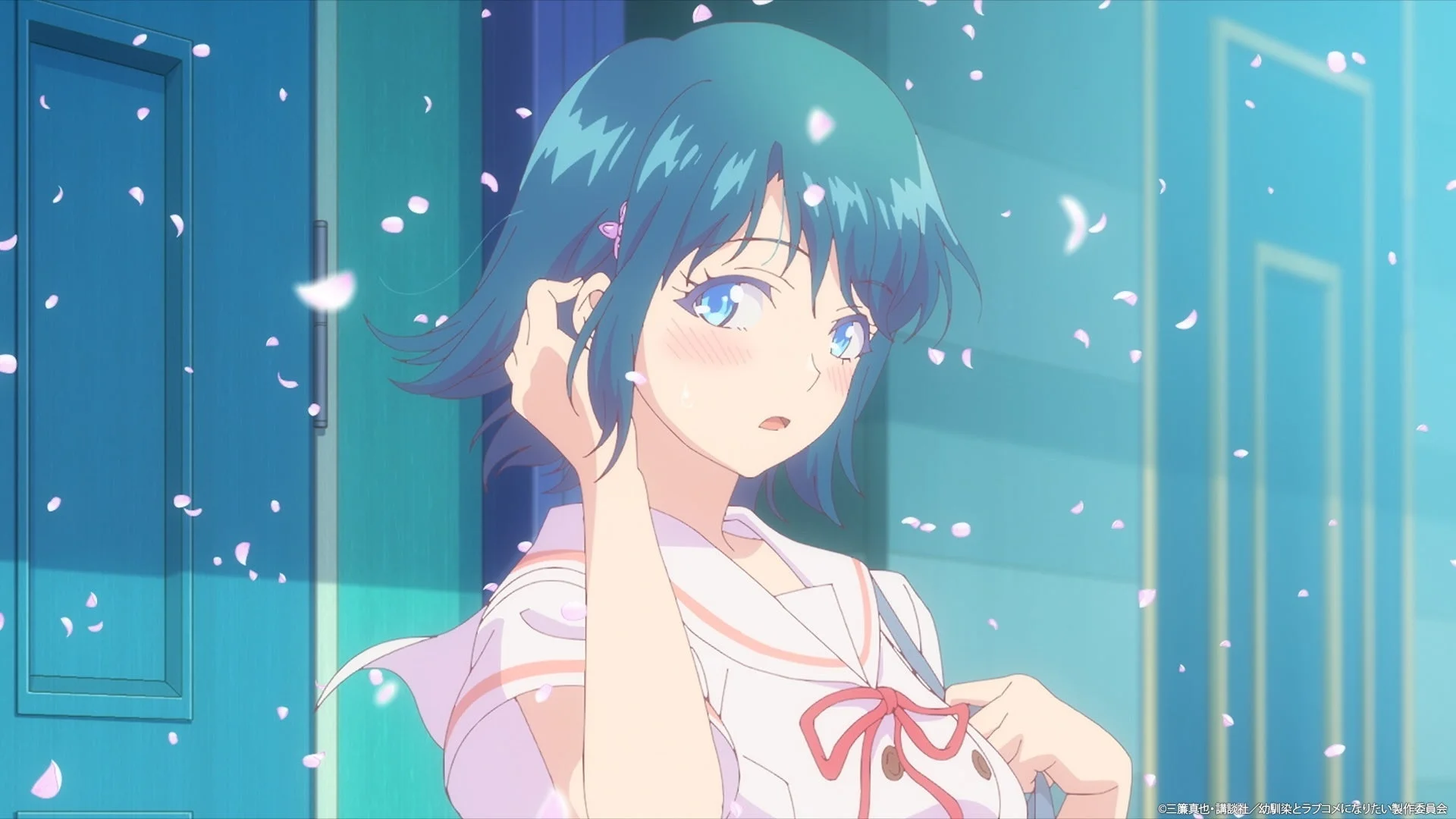 桜の花びらが舞う中で戸惑う青髪の少女