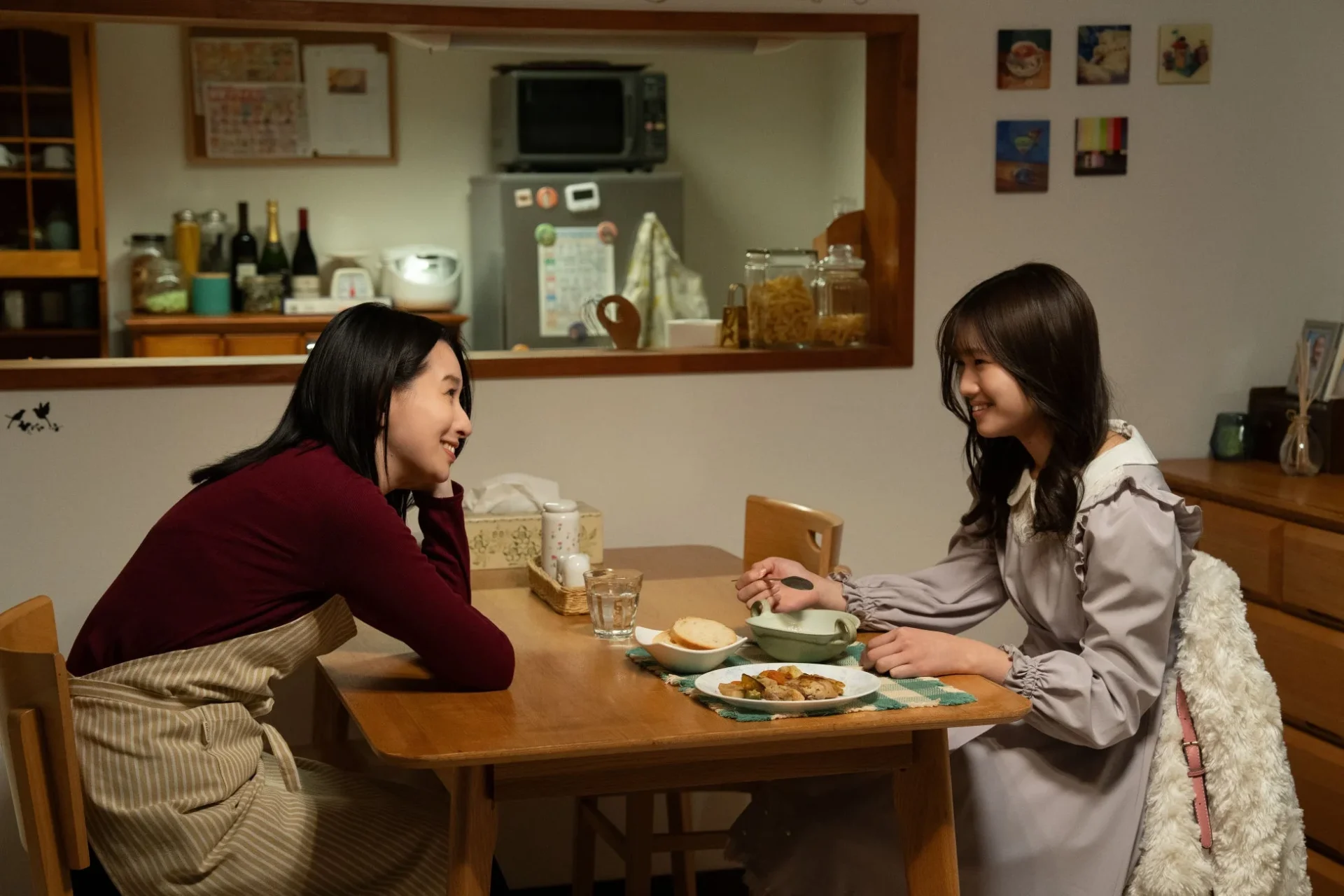 女性二人の食事シーン