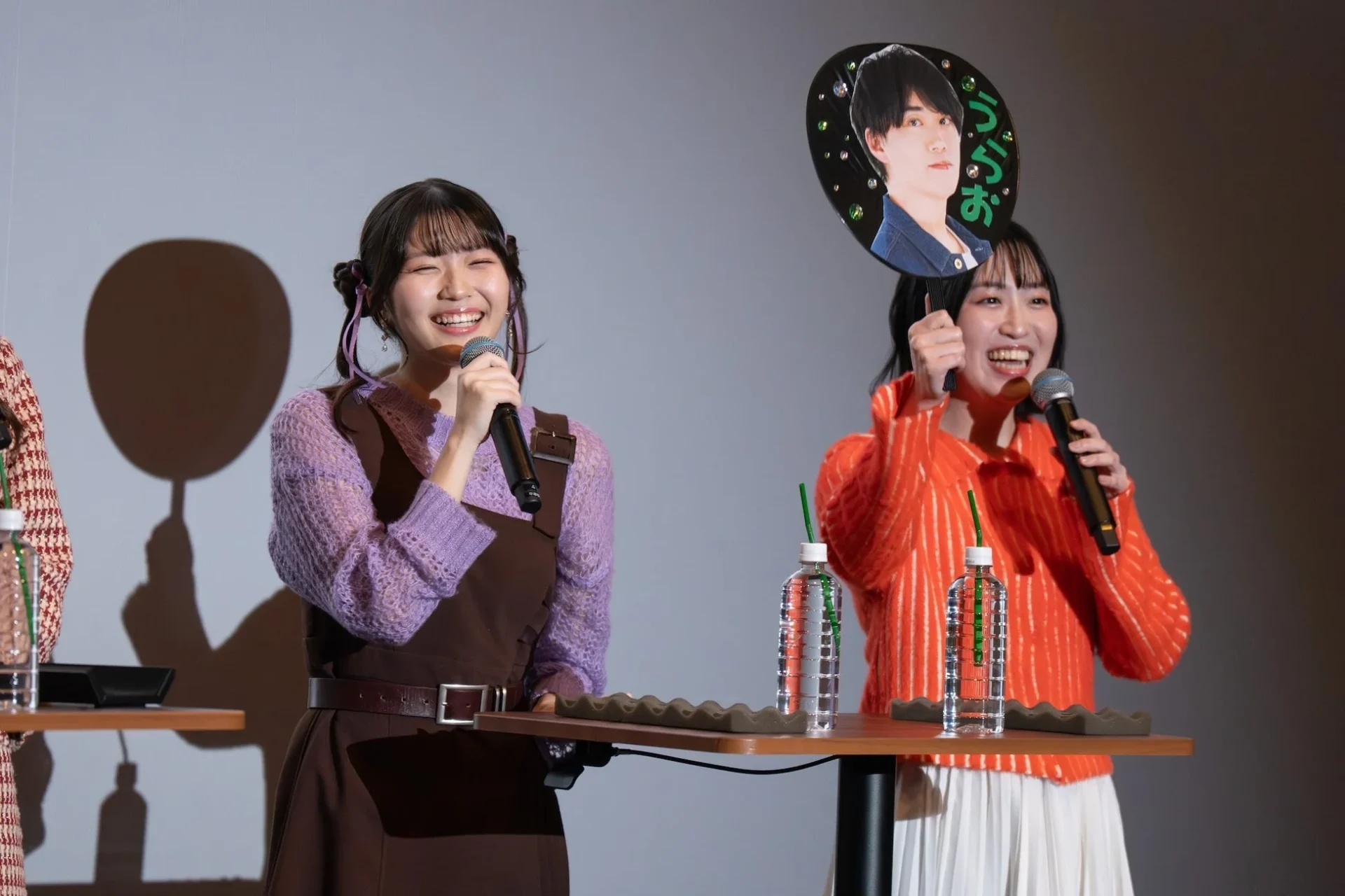 うちわを持って笑顔の女性二人