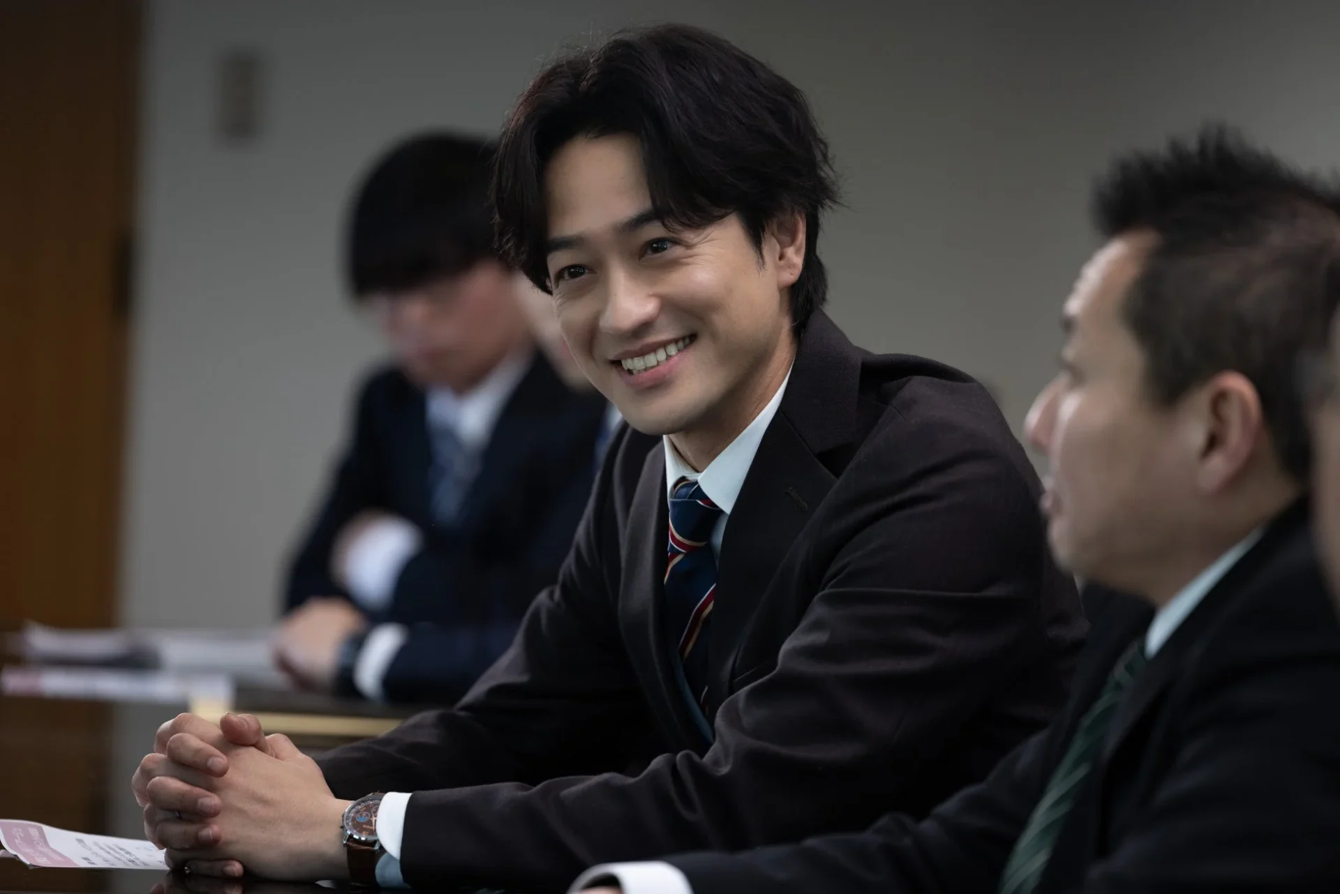 スーツ姿の男性の笑顔