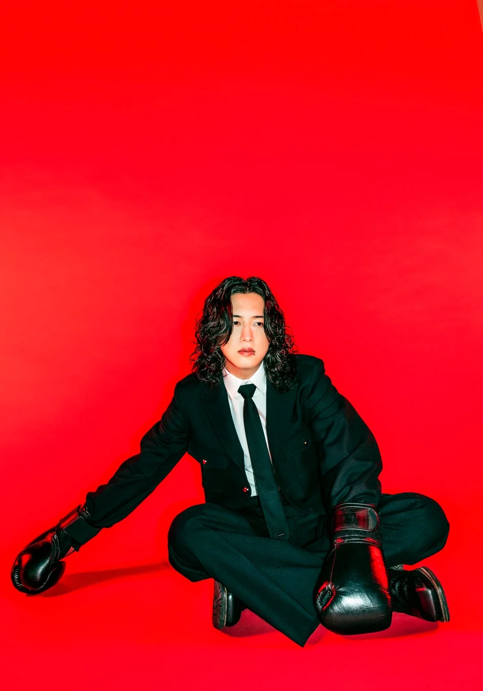 ボクシンググローブを着用したキタニタツヤ