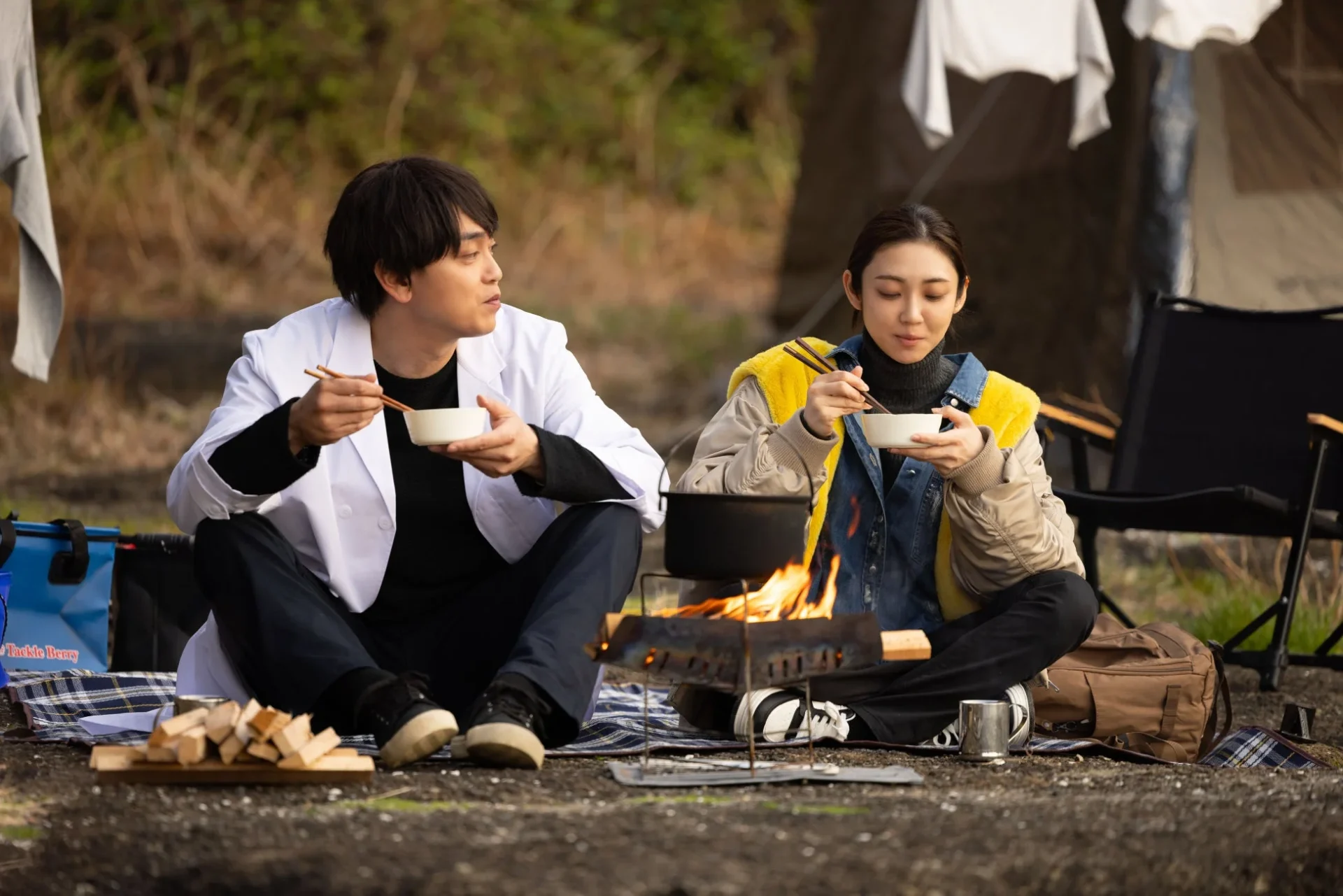 キャンプでの男女食事シーン