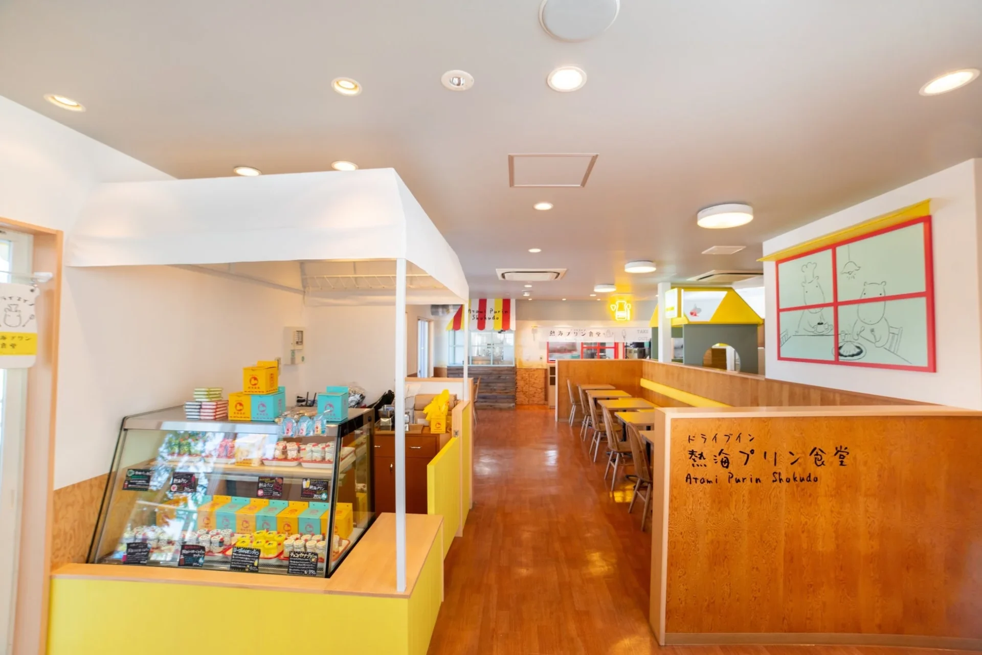 熱海プリン食堂の明るく広々とした店内