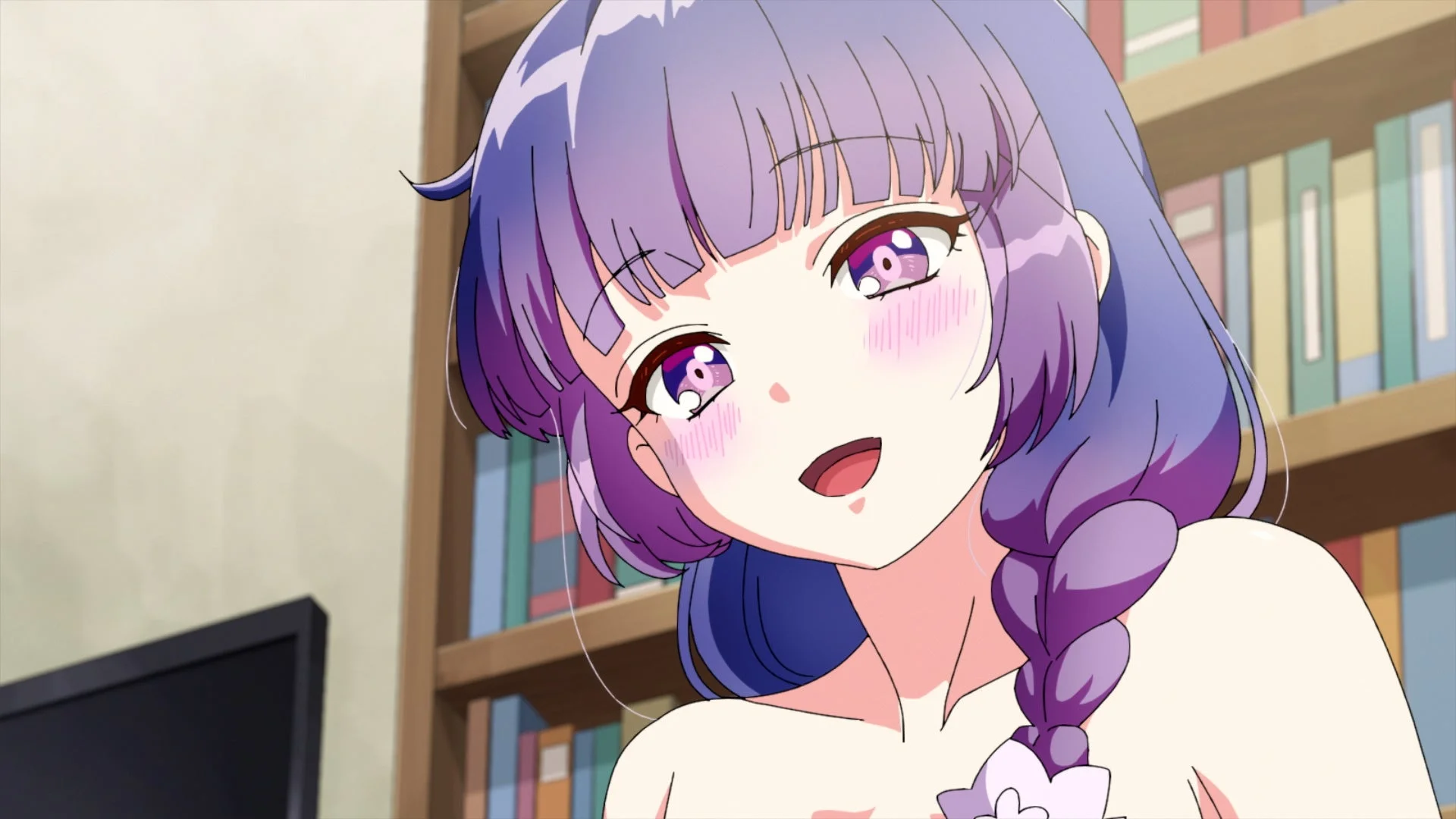 紫色の髪と瞳を持つアニメの女の子が、頬を赤らめて優しい笑顔を見せています