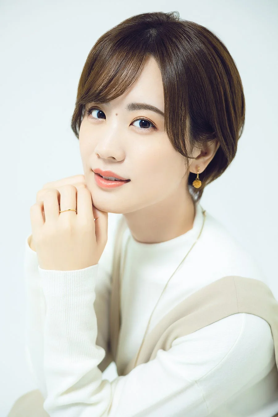 女性,ポートレート,ショートヘア,笑顔,アジア人,白い服,カジュアル,指輪,イヤリング,スタジオ撮影