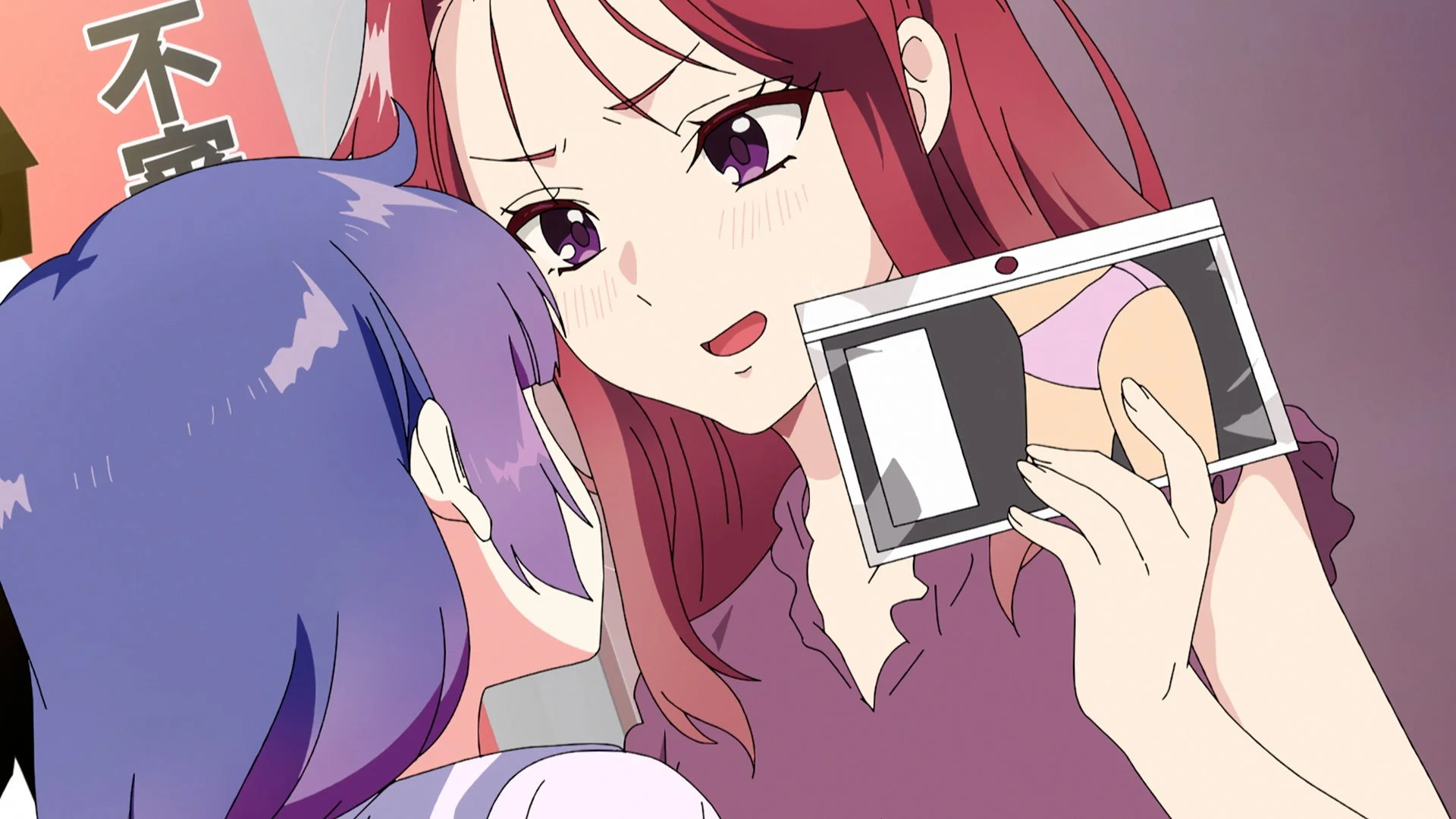 赤髪の少女が、ピンクの下着姿が写った写真を紫髪の少女に見せているアニメの一場面