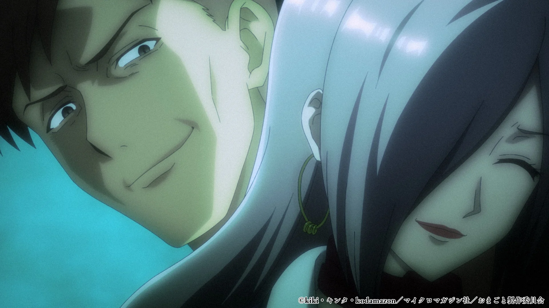 不敵な笑みを浮かべる男性と意味深な女性