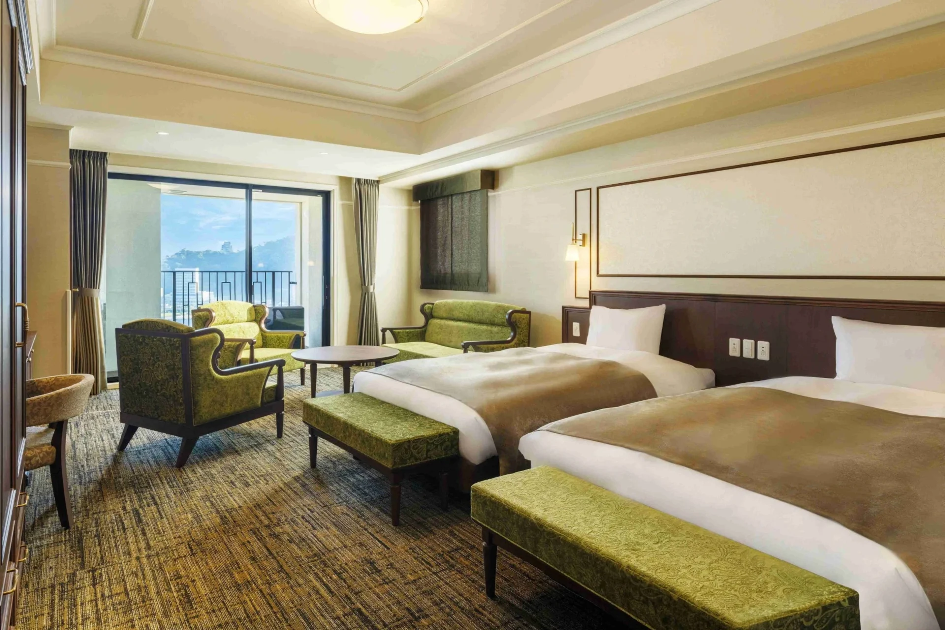 広々としたホテルの客室とバルコニーからの城の景色