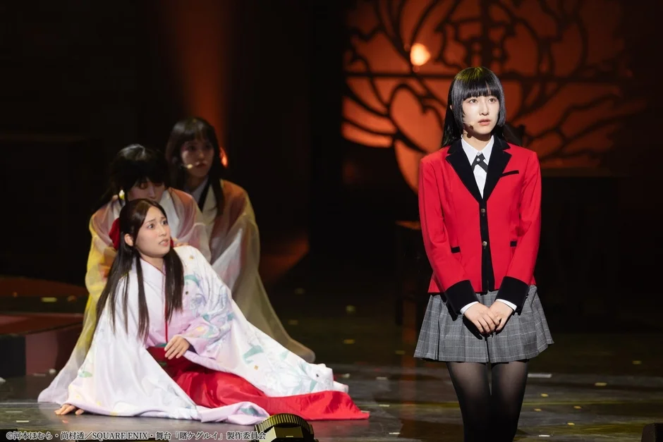 和装の女性と制服の女性