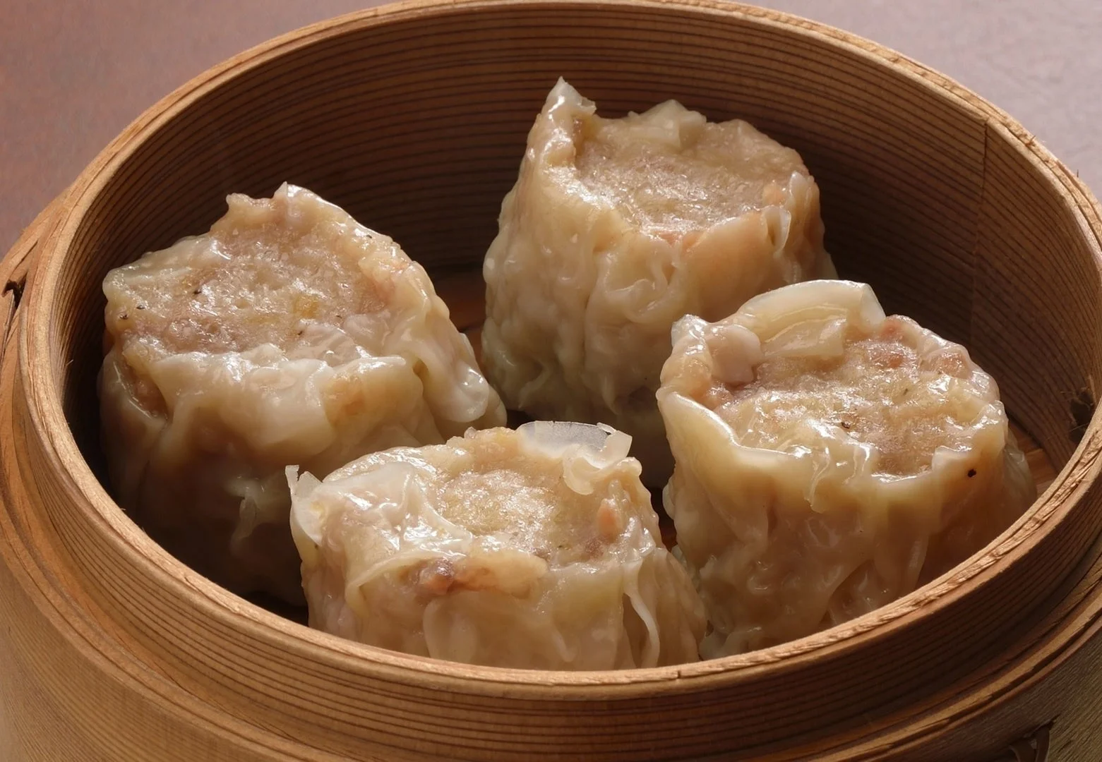 竹製の蒸し器に盛られたほかほかの焼売