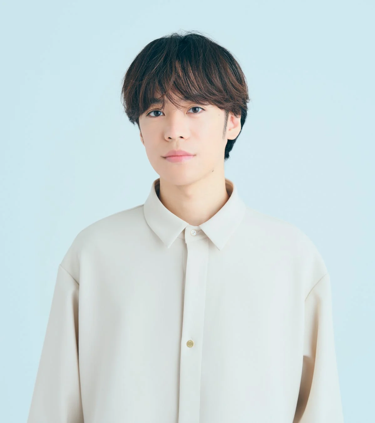 男性,ポートレート,人物,ファッション,カジュアル,スタジオ撮影,若い,日本人,シャツ,ベージュ,青い背景