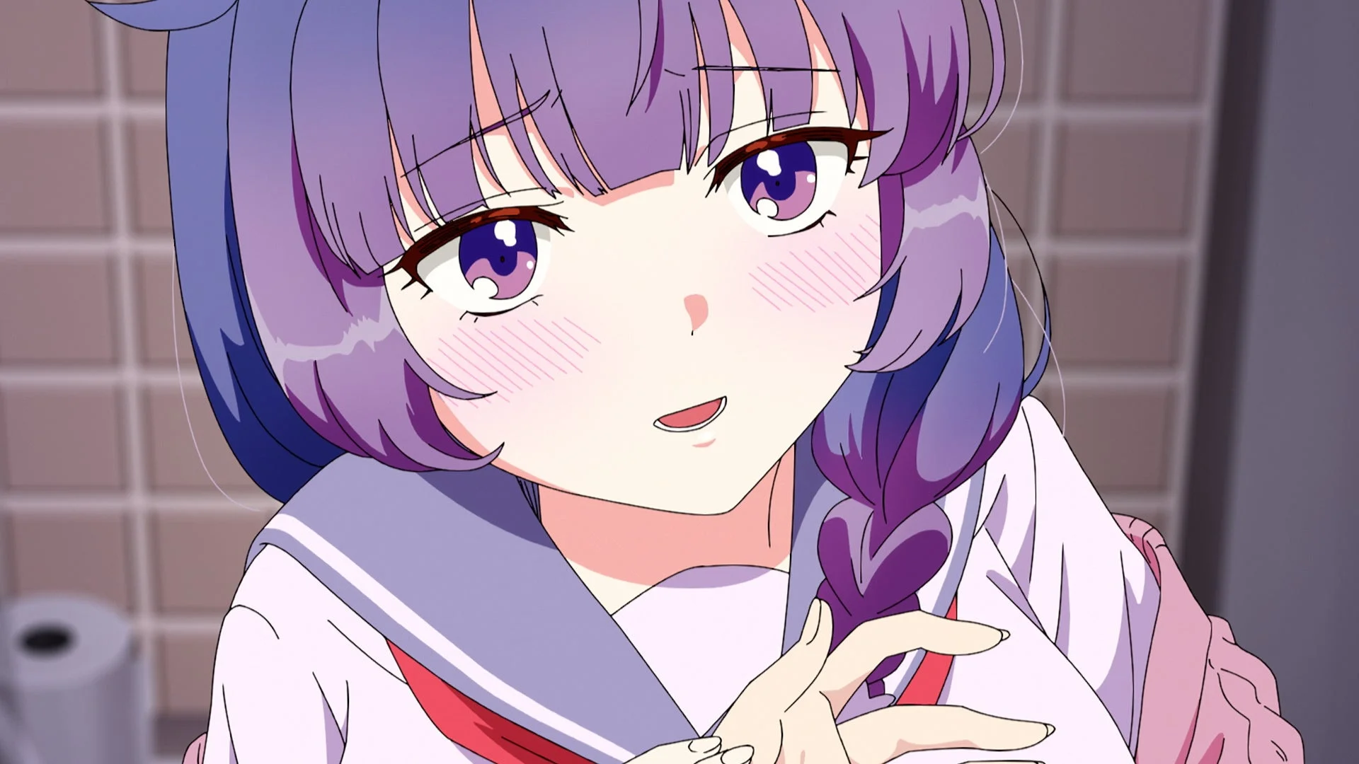 紫色の髪の毛を持つアニメの女の子が、セーラー服を着て照れたような表情を浮かべている
