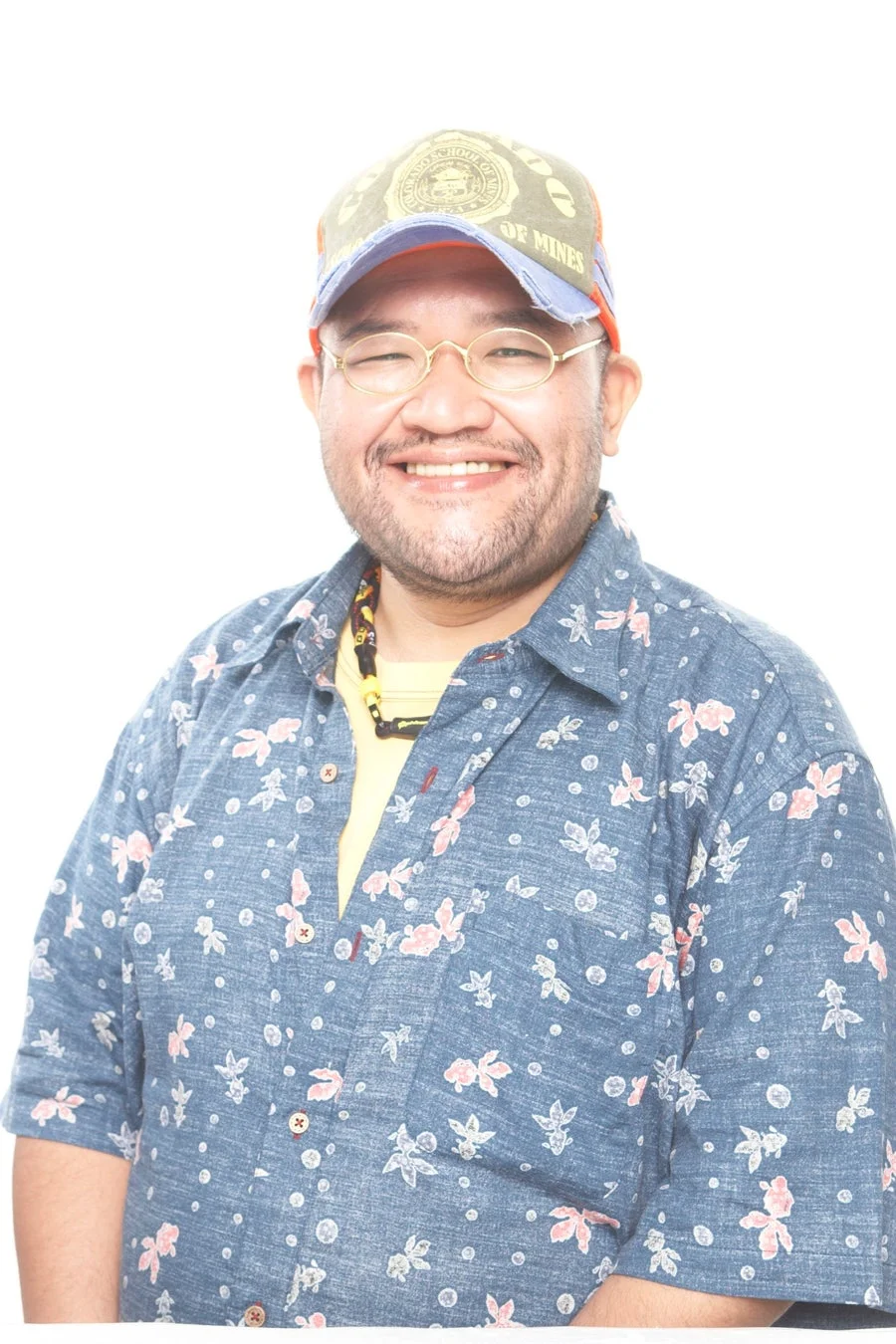 男性,笑顔,キャップ,眼鏡,髭,柄シャツ,青いシャツ,白背景,ポートレート,カジュアル,陽気,半身