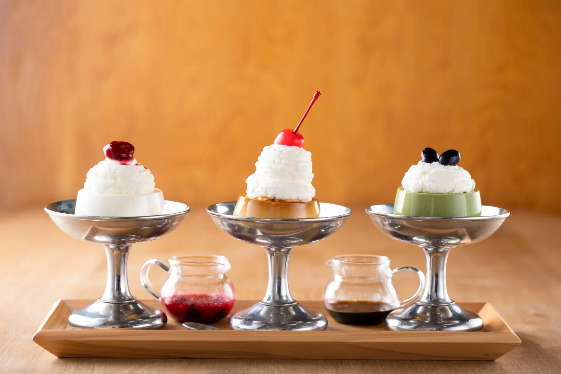 木製トレイに3種類のプリンデザートが並べられている