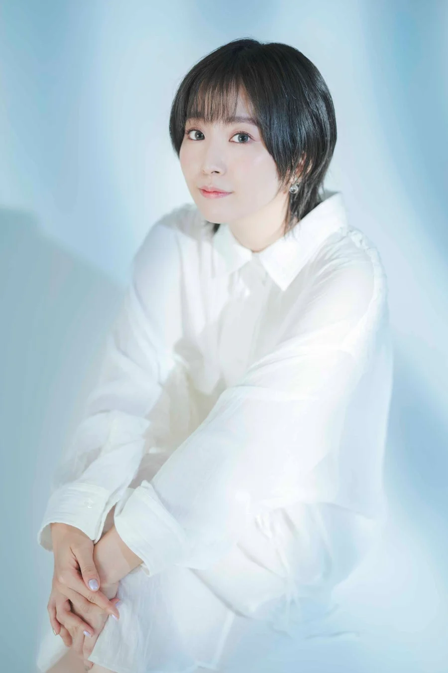 白いシャツを着たショートヘアの女性