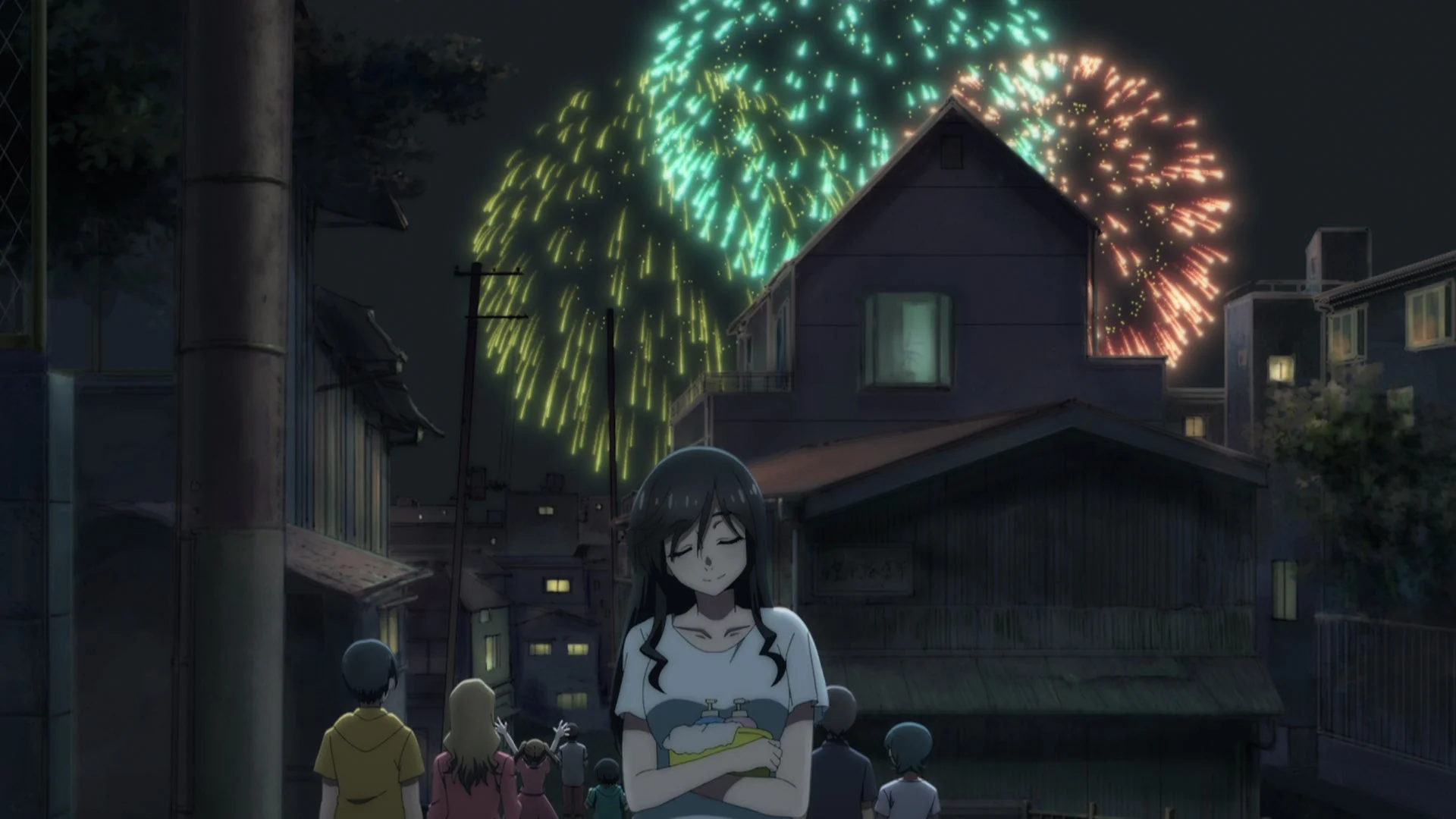 夜空に花火が打ち上がるアニメの街並み