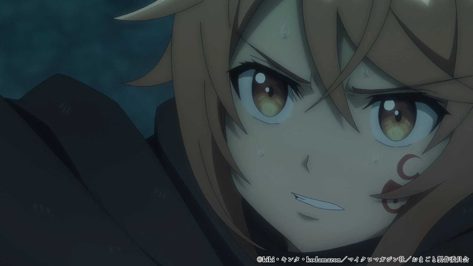 焦りの表情を見せるオレンジ髪の女性