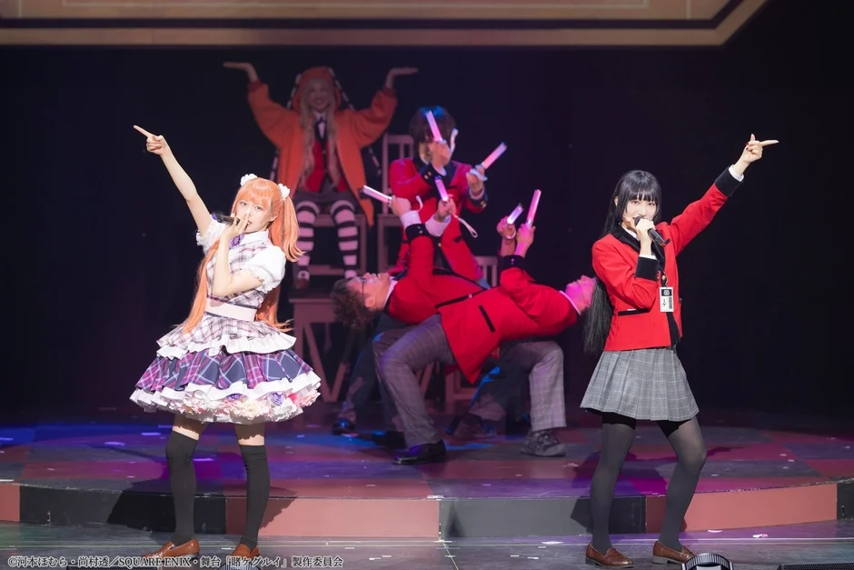 歌い踊るキャスト