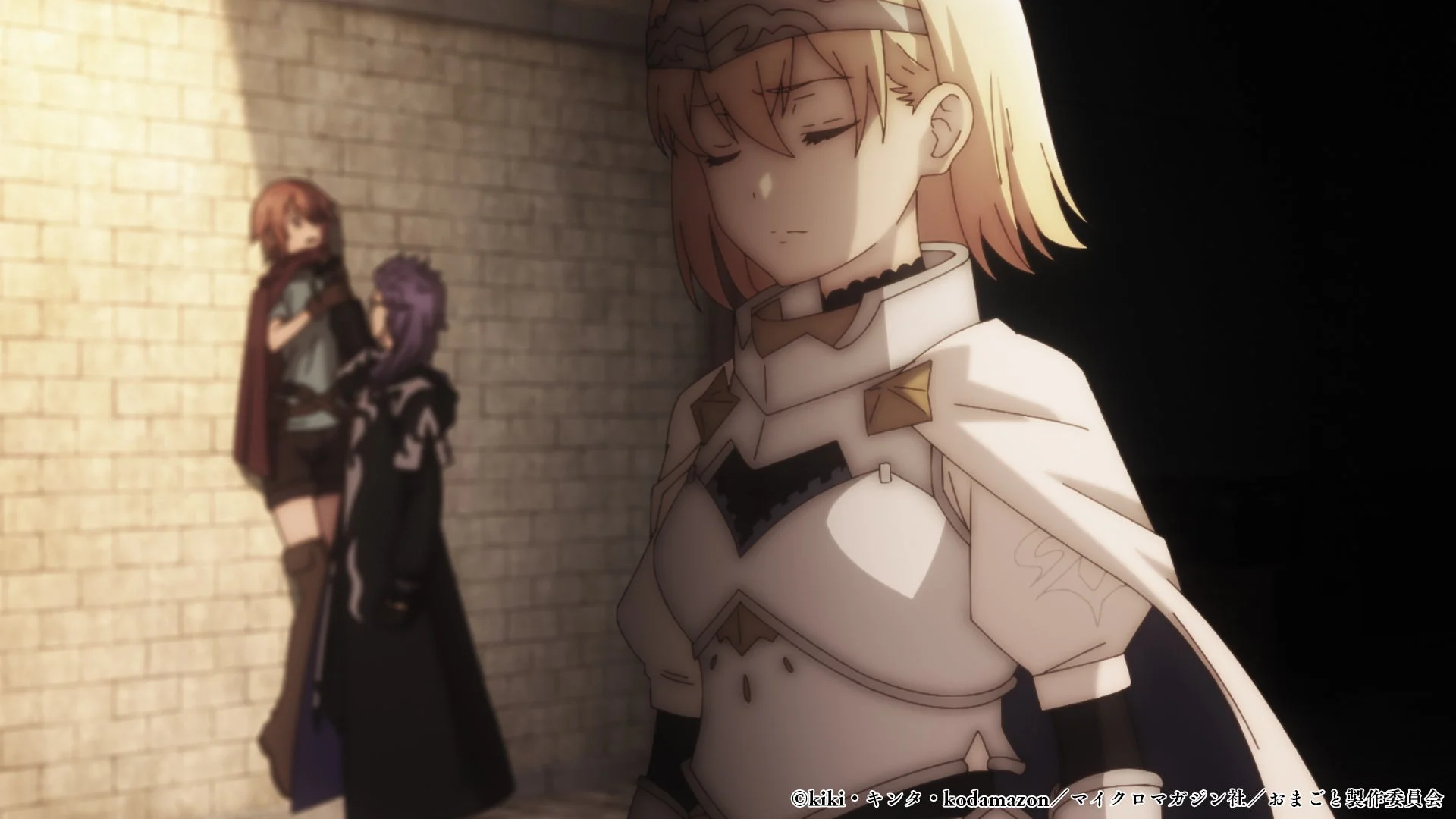 目を閉じる白い鎧の女性騎士