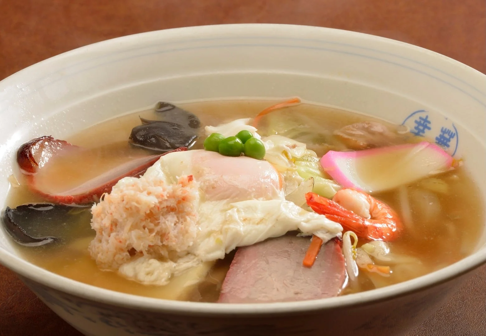 様々な具材がたっぷり入ったちゃんぽんのような麺料理