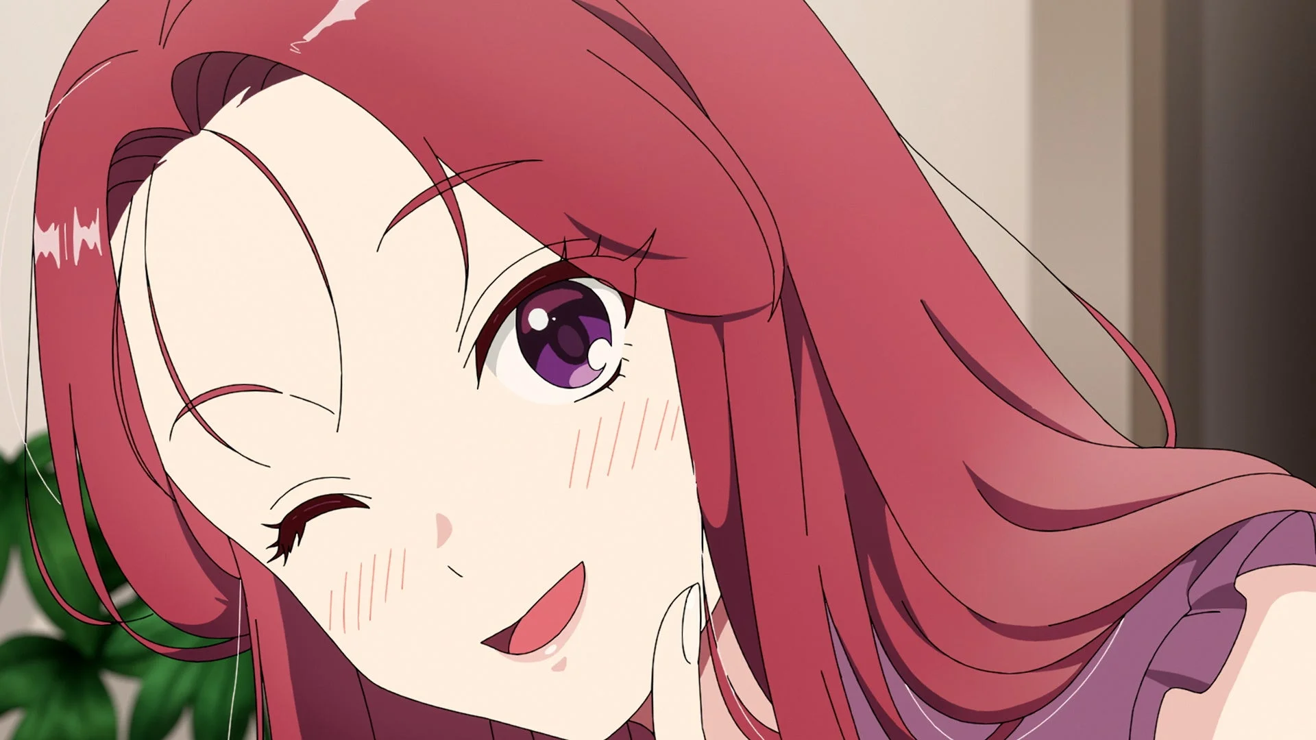 ピンク色の髪の毛と紫色の瞳を持つアニメの女の子が、片目をウィンクし、頬を少し赤らめながら楽しそうに微笑んでいます