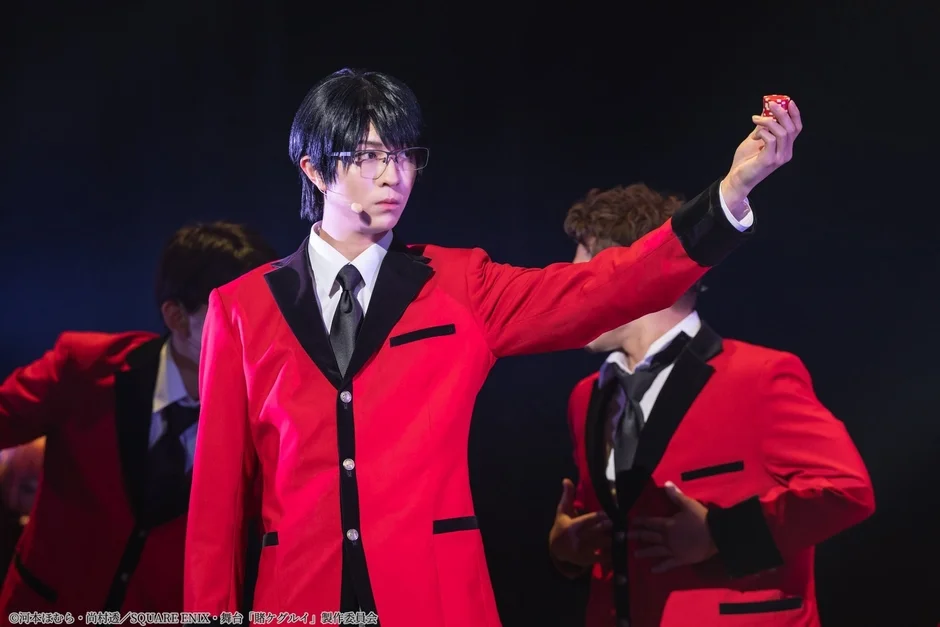 ダイスを掲げる男性キャスト