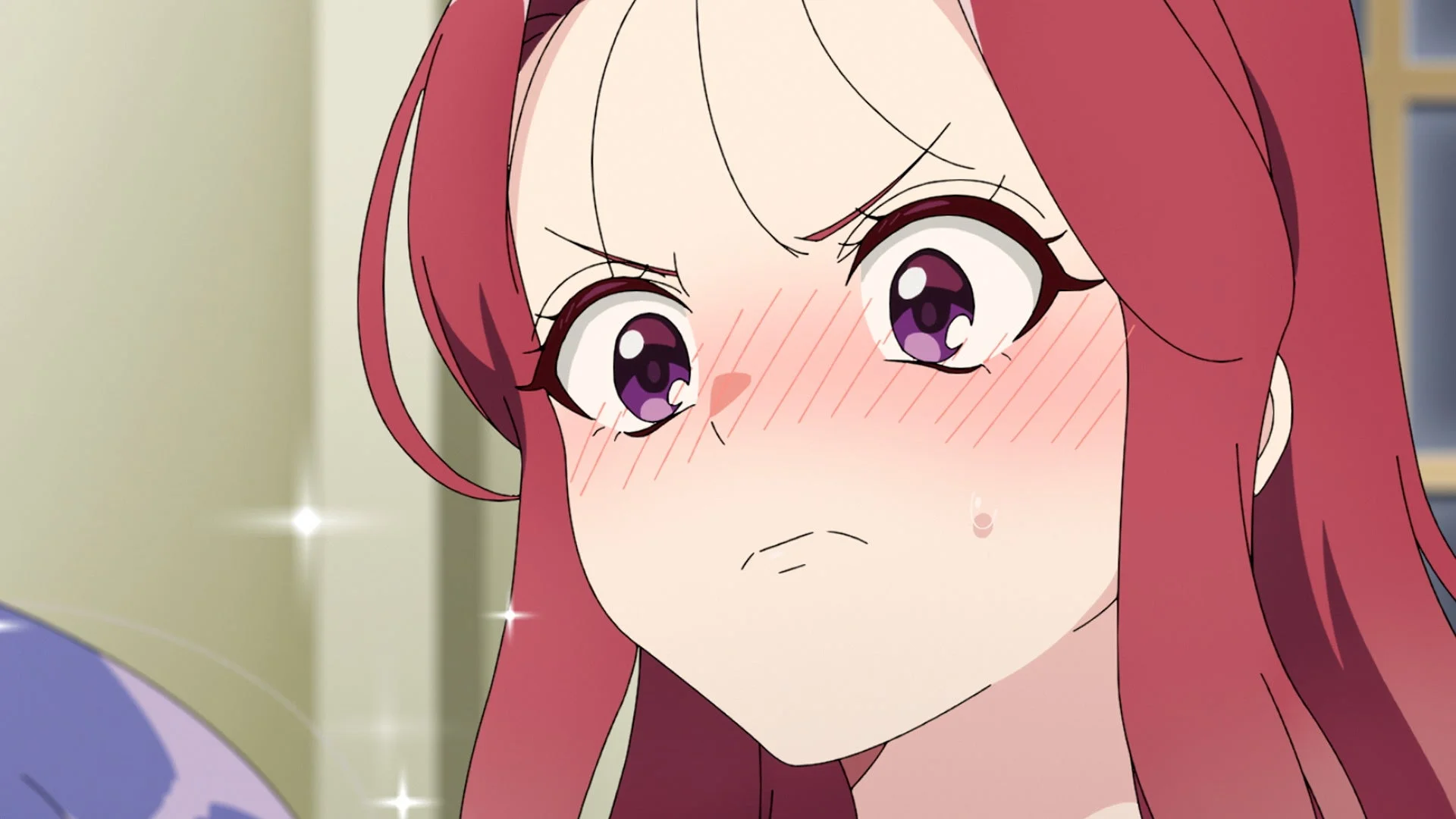 赤い髪と紫の目を持つアニメの女の子