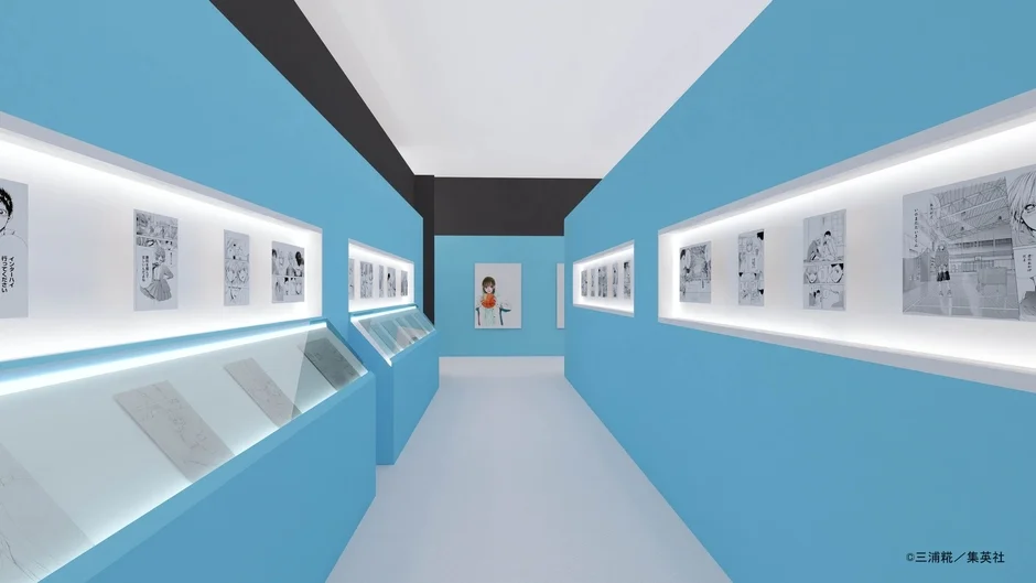 青い壁に展示された漫画の原稿とイラスト