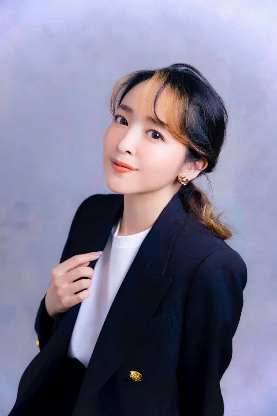女性,ポートレート,ブレザー,ファッション,白Tシャツ,ツートンカラーの髪,イヤリング,笑顔,アジア人,屋内,フォーマル,カジュアル