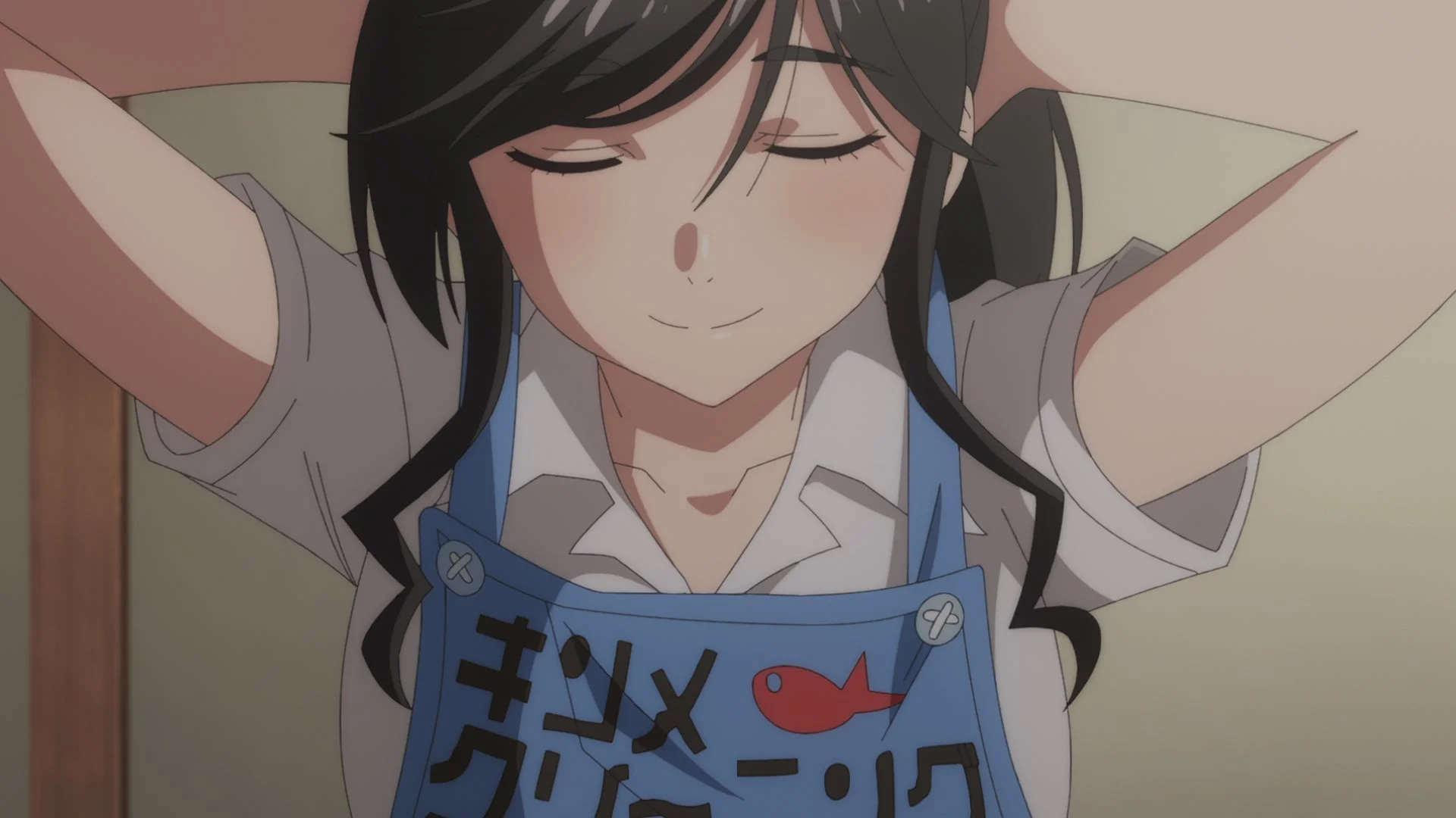 青いエプロンを着た黒髪の女性アニメキャラクター