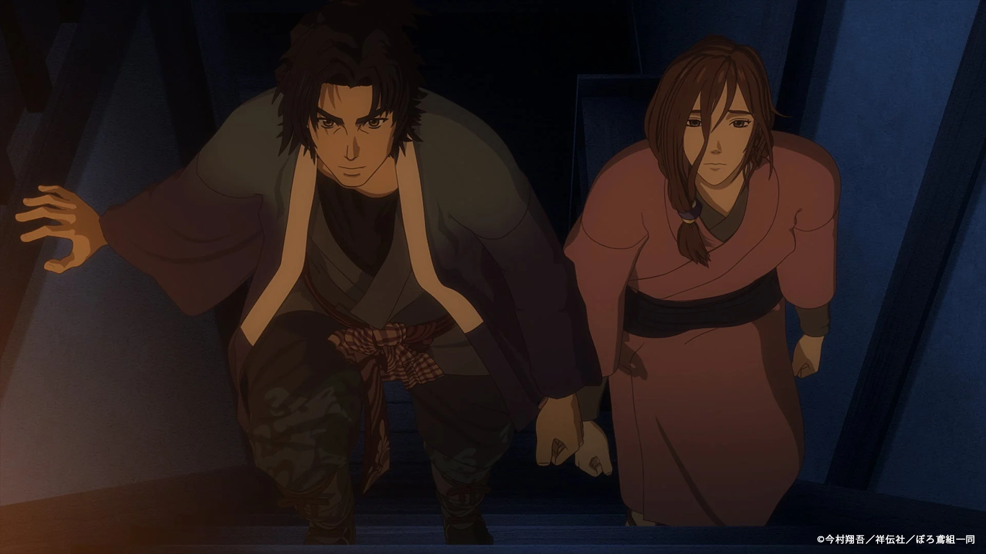 暗い階段を登る和服姿の男女の先行場面カット