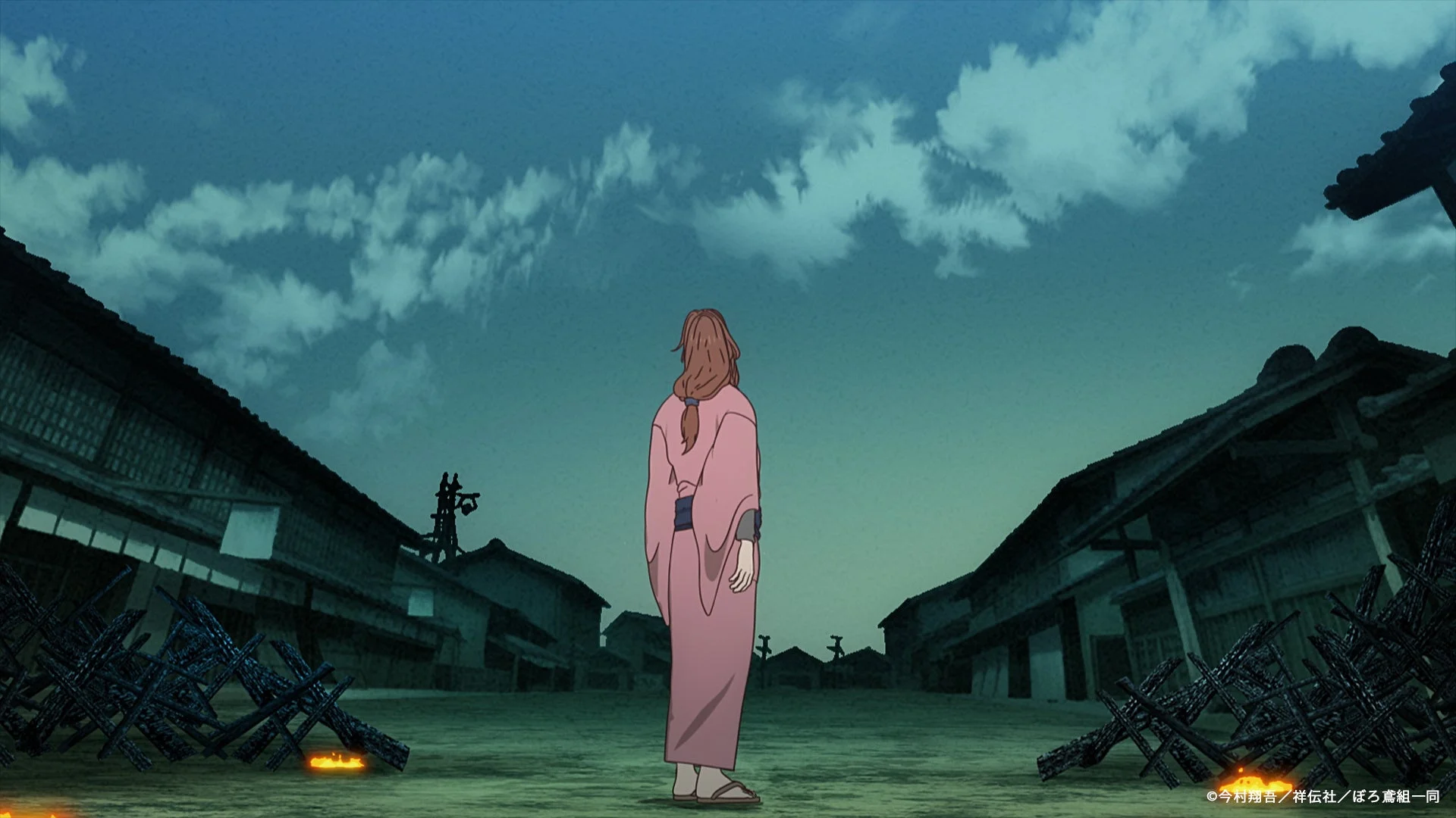 燃える街を背景に立つ女性キャラクターの先行場面カット