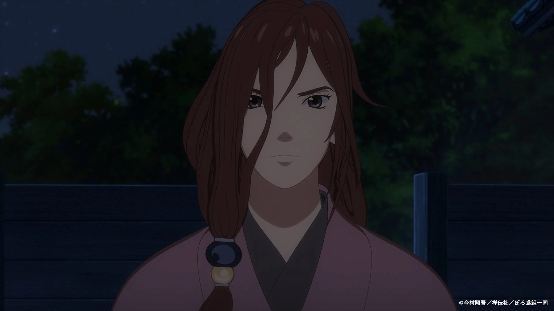 真剣な表情を浮かべる女性キャラクターの先行場面カット